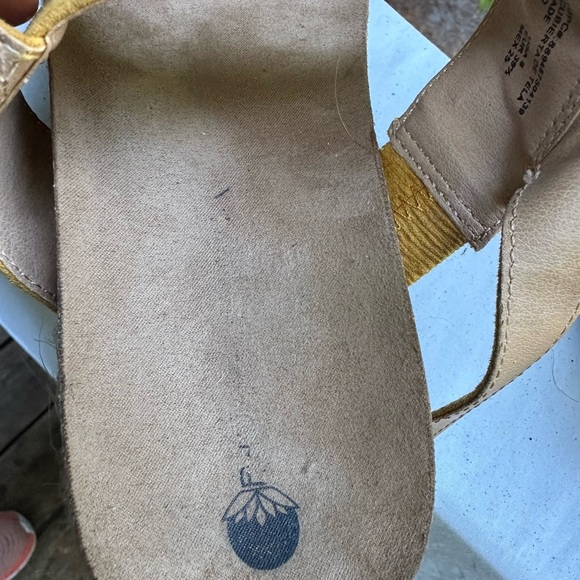 BIG BUDDHA Yellow Suede Faux Leather Espadrille Sandals Cork Platform Size 8 - Picture 2 of 13